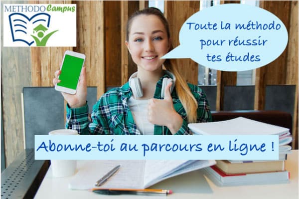 Etudiante à sa table de travail avec copies papier et smartphone