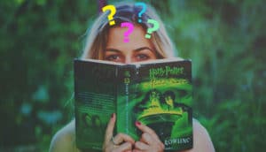 Une femme plongée dans la lecture du roman "Harry Potter" se pose des questions.