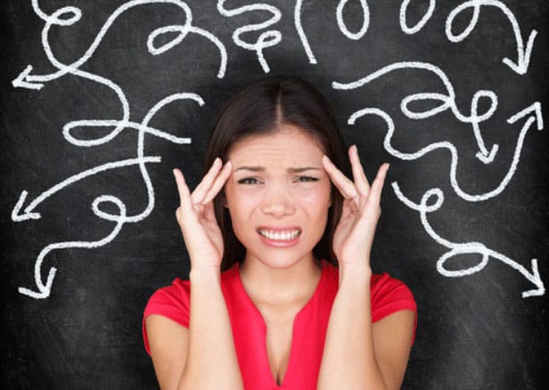 Une jeune femme semble stressée par un fort mal de tête